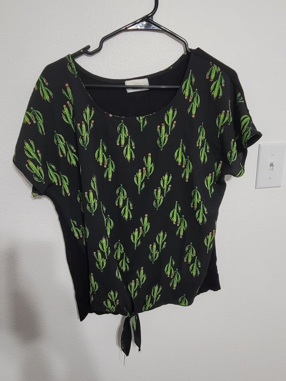 Cactus-Print Tie-Front Crop Top - Black